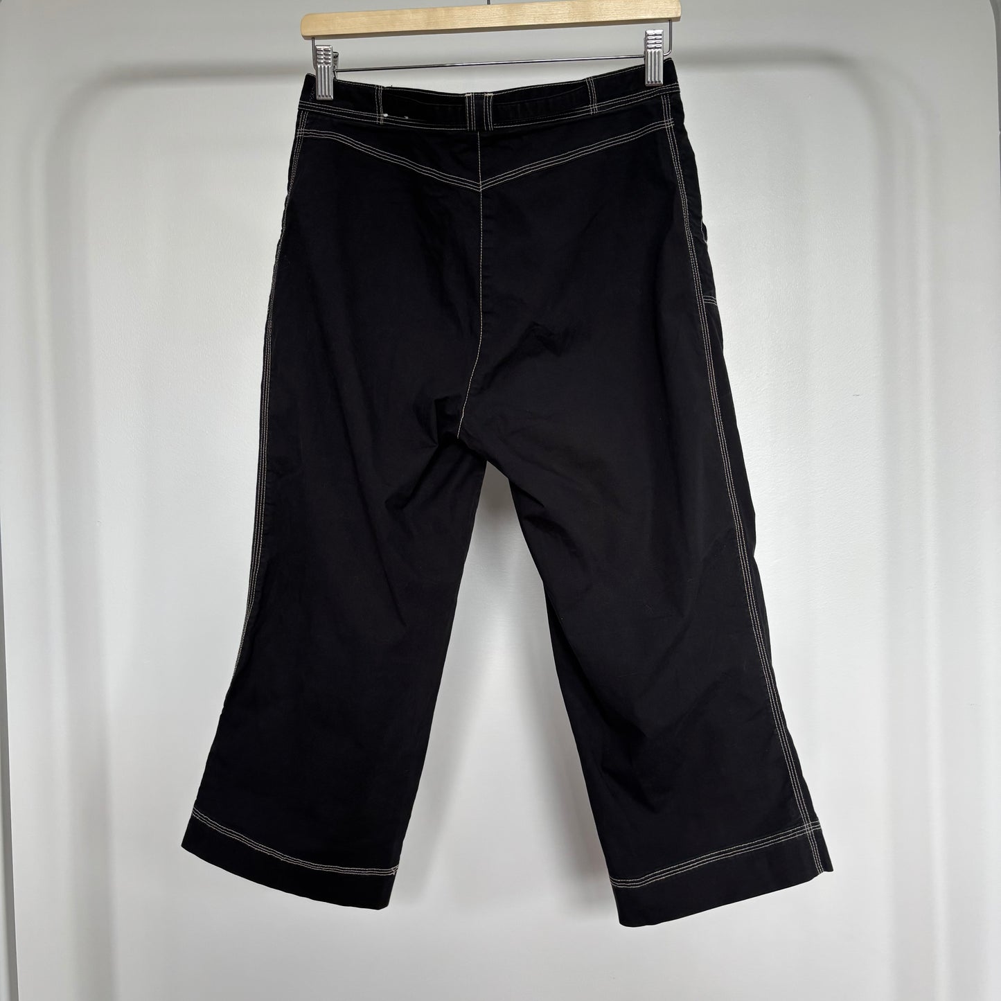 00s Midrise Black & White Stitch Capris Size 7