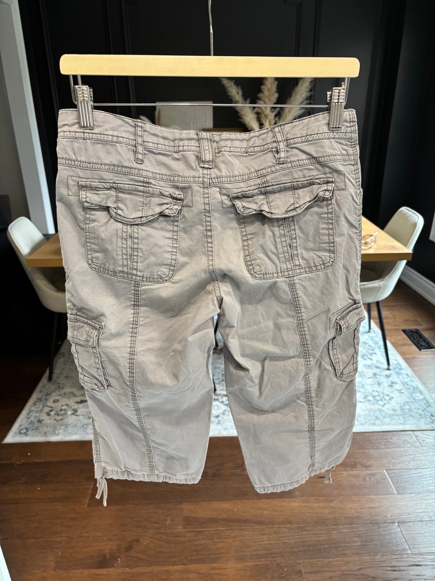 00's Grey Cargo Capris Size 7