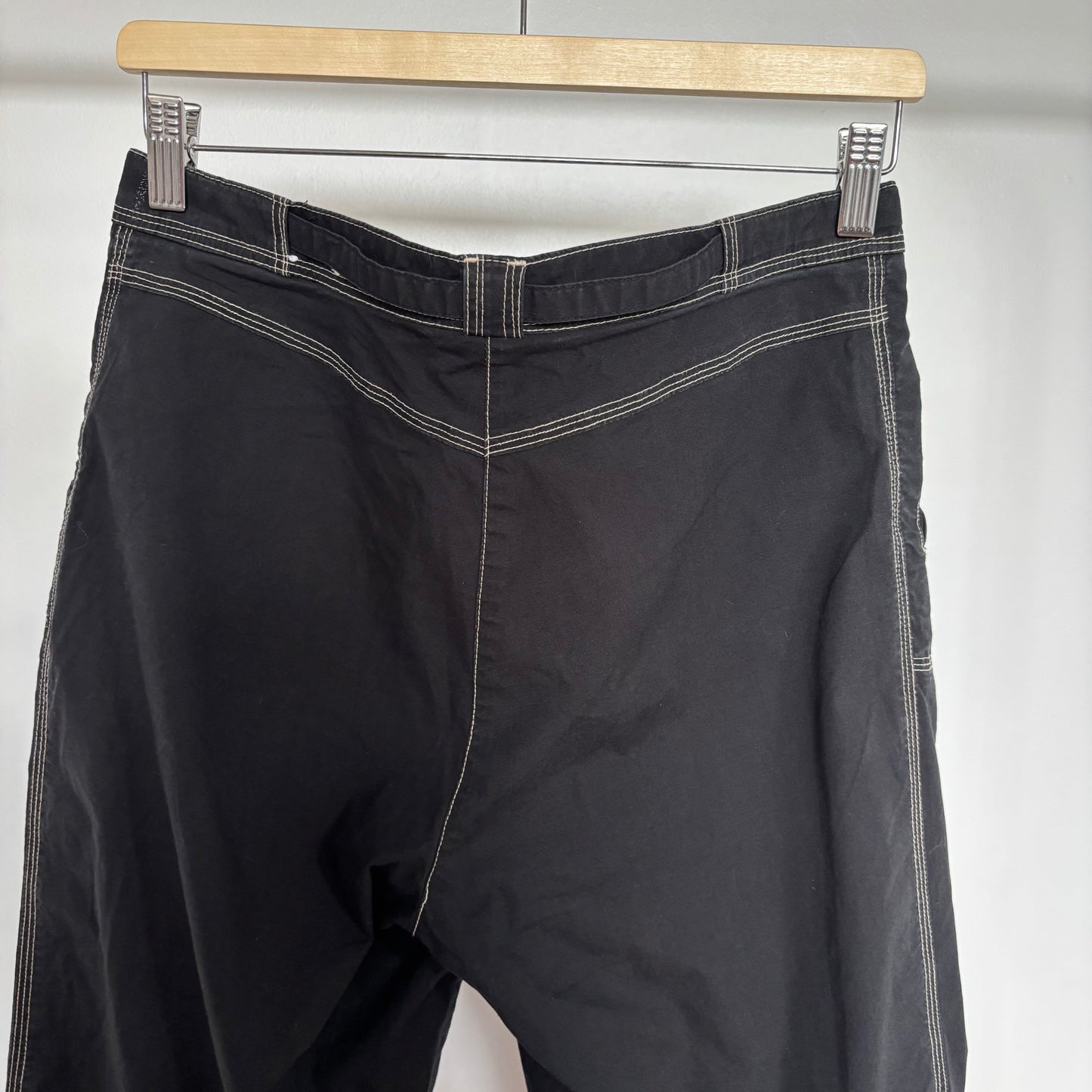 00s Midrise Black & White Stitch Capris Size 7