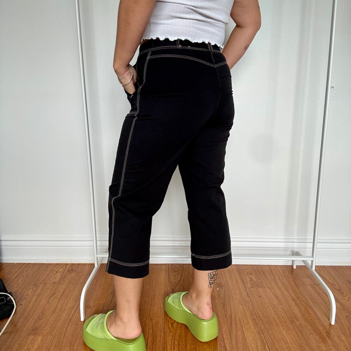 00s Midrise Black & White Stitch Capris Size 7