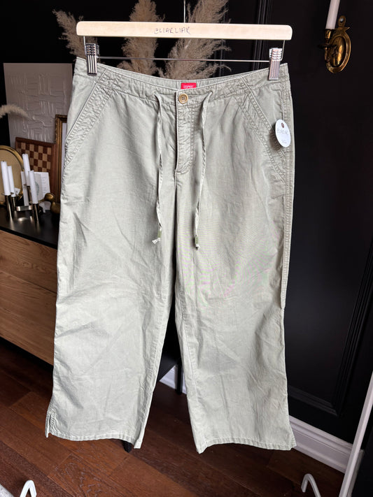 Khaki Green Cropped Low Rise Pants Size 7/8